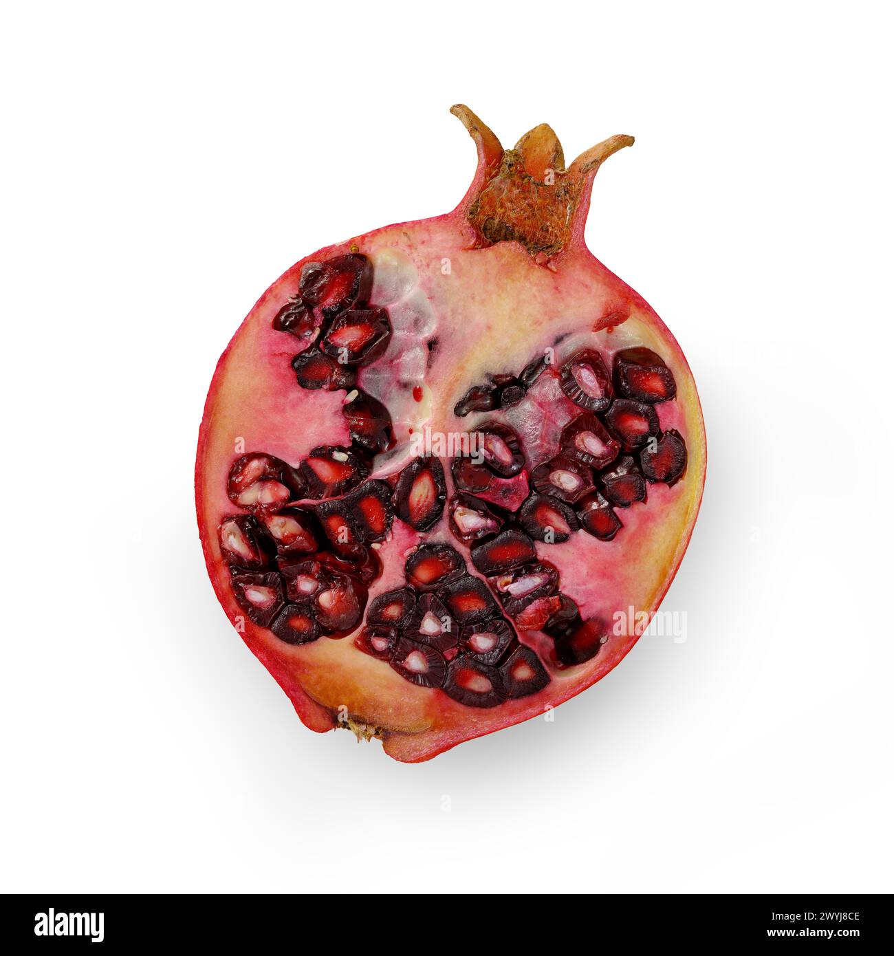 Photo isolée d'une grenade à moitié rougeâtre avec des graines sur un fond blanc carré Banque D'Images