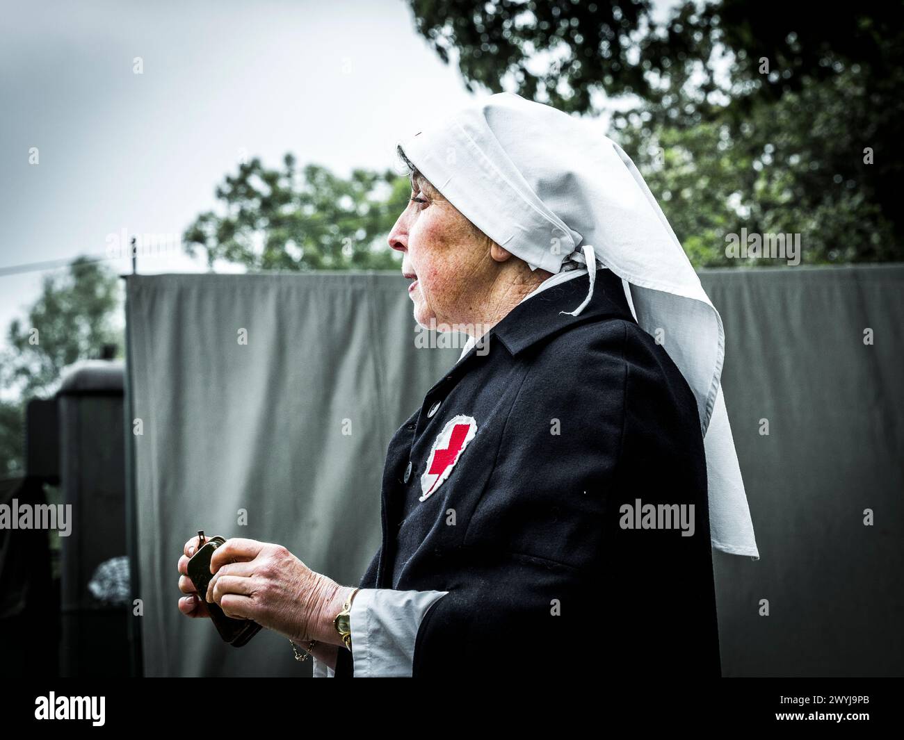 SAINTE MERE L'EGLISE, NORMANDIE, FRANCE - 6 JUIN 2023. Commémoration de la seconde Guerre mondiale. Reconstitution du camp militaire infirmière non identifiée avec équ. Médicale Banque D'Images