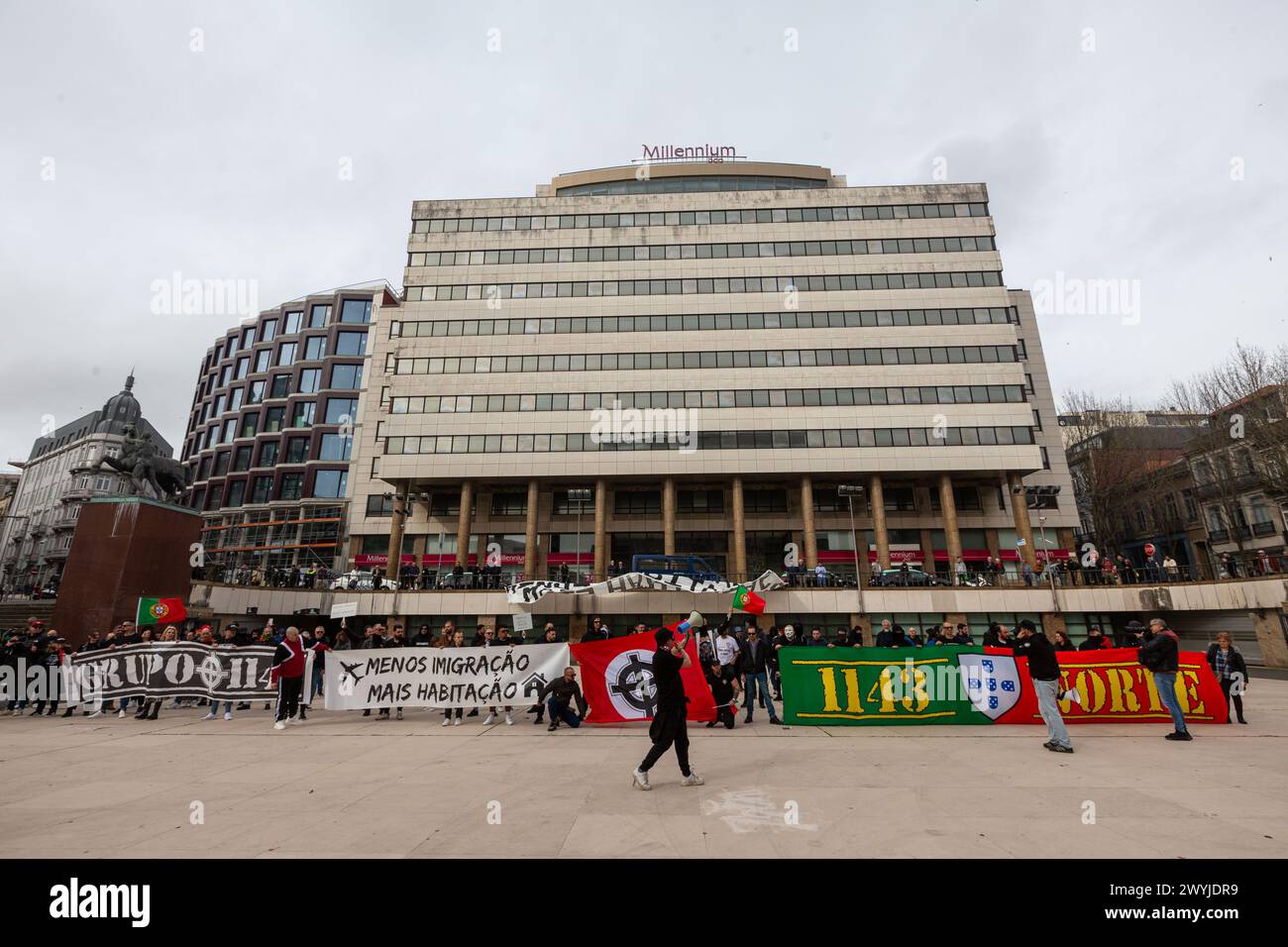 Une démostration anti-émigration rassemble des sympathisants d'extrême droite qui crient des paroles d'action et défilent dans les rues de Porto, le 6 avril 2024. Banque D'Images