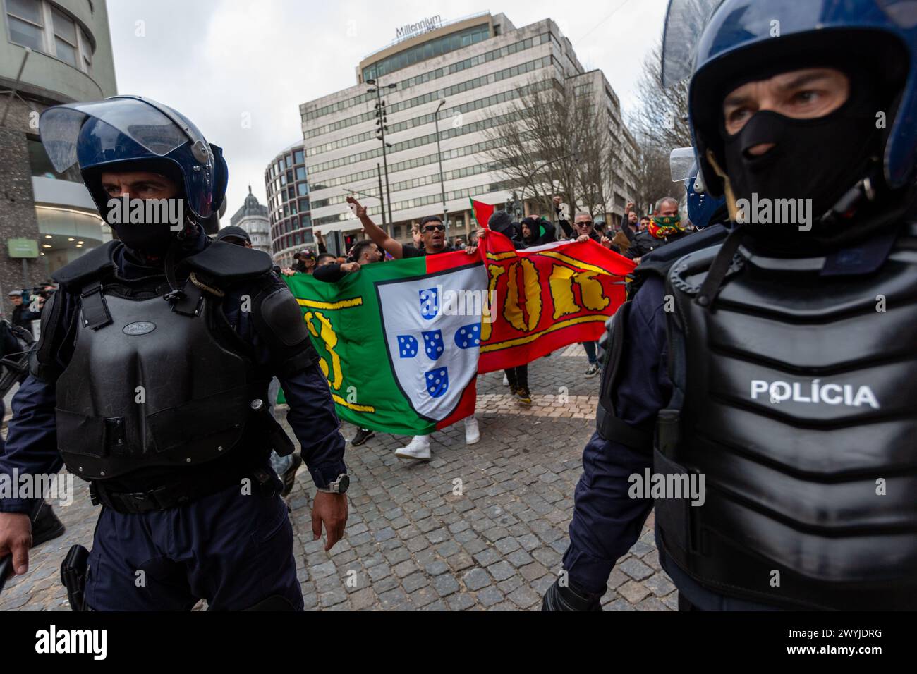 Une démostration anti-émigration rassemble des sympathisants d'extrême droite qui crient des paroles d'action et défilent dans les rues de Porto, le 6 avril 2024. Banque D'Images