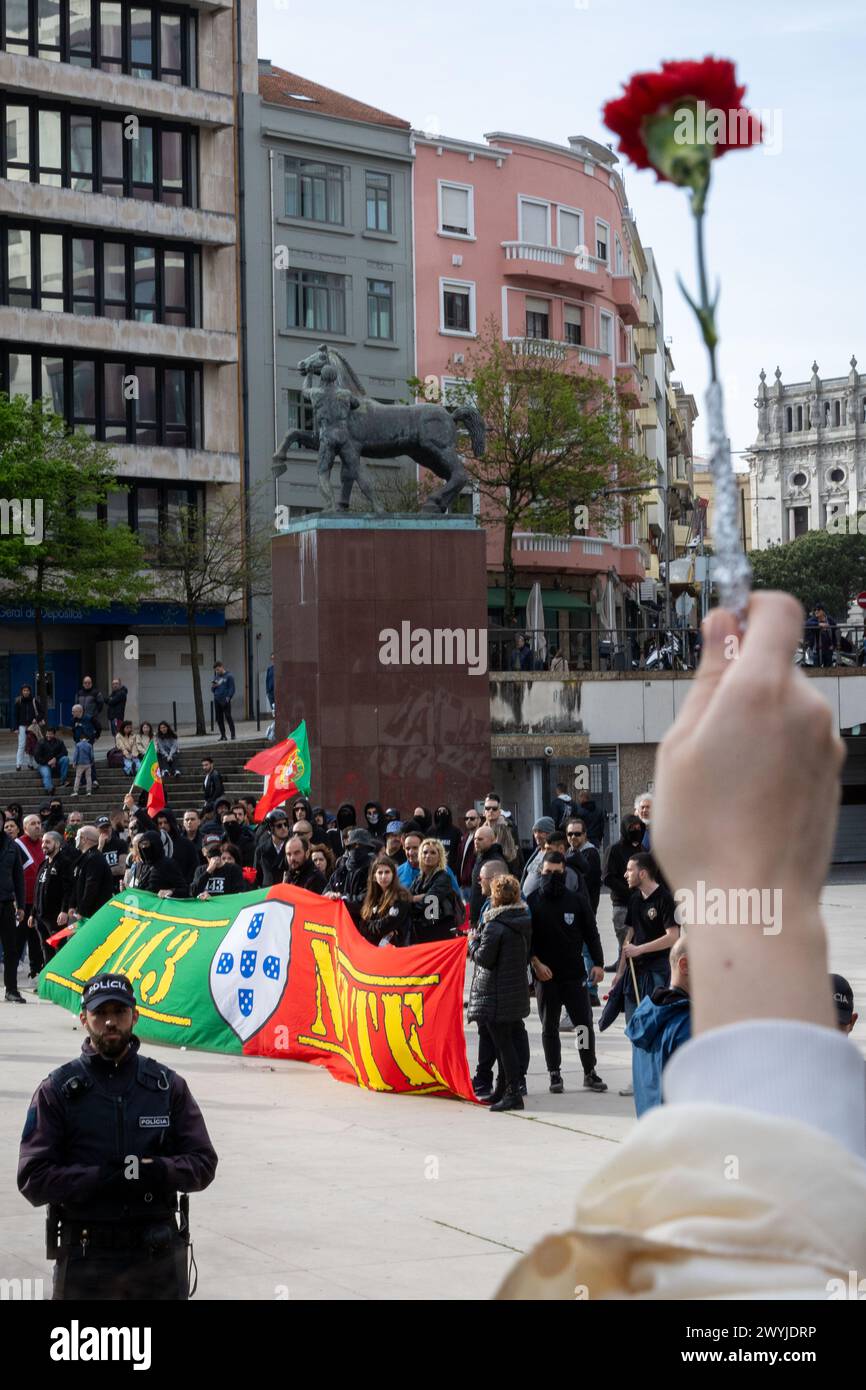 Un sympathisant antifasciste est vu tenant un oeillet devant le rassemblement d'extrême droite qui s'est tenu à Porto, le 6 avril 2024. Banque D'Images