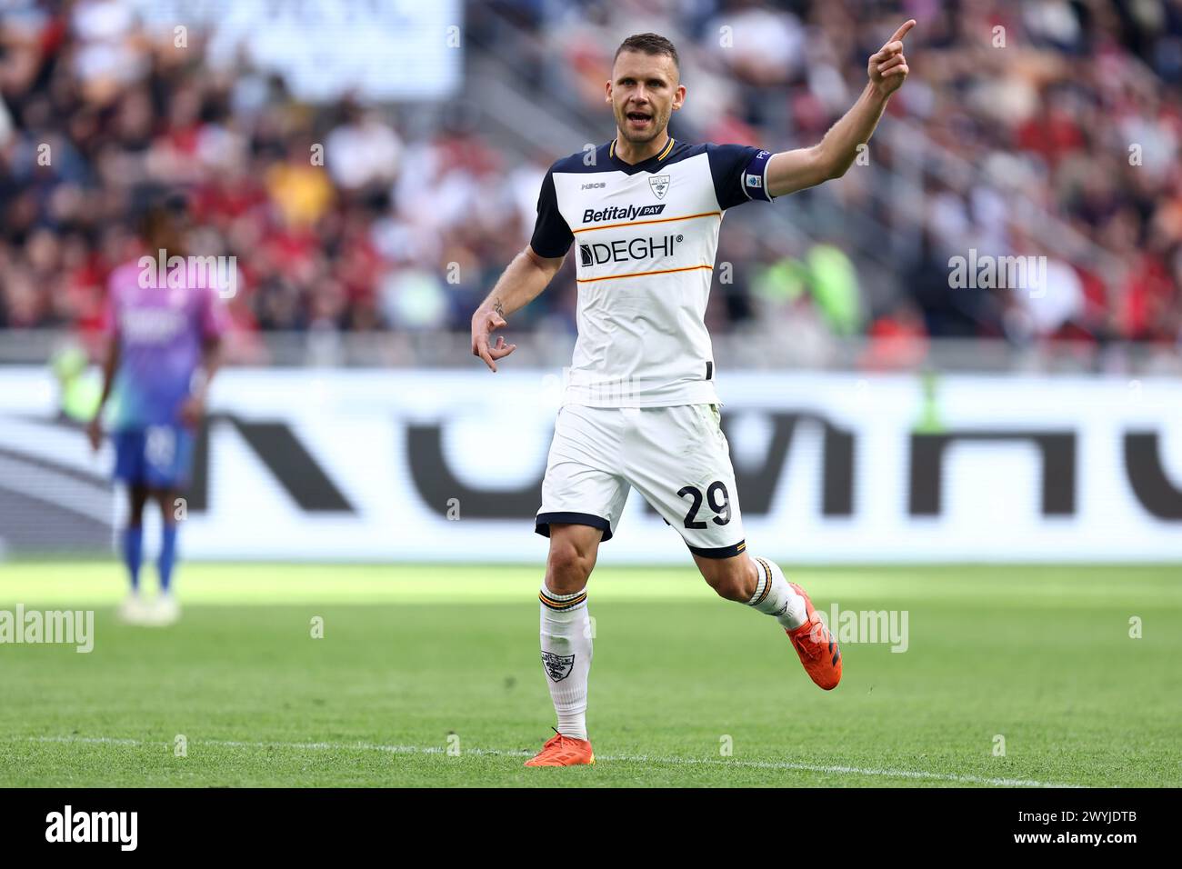 Milan, Italie. 06 avril 2024. Alexis Blin de nous Lecce gestes pendant le match de football Serie A entre AC Milan et nous Lecce au Stadio Giuseppe Meazza le 6 avril 2024 à Milan, Italie . Crédit : Marco Canoniero/Alamy Live News Banque D'Images