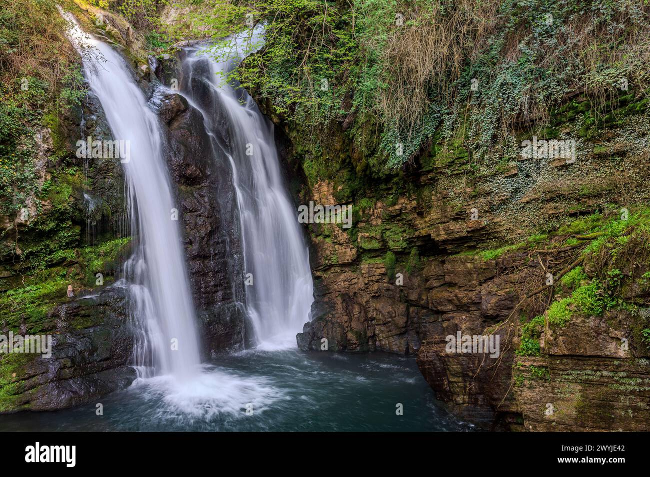 Au cœur d'un tout petit village de Molise, immergé dans une forêt enchantée et une nature florale, se dresse la cascade de Carpinone, l'une des plus fas Banque D'Images