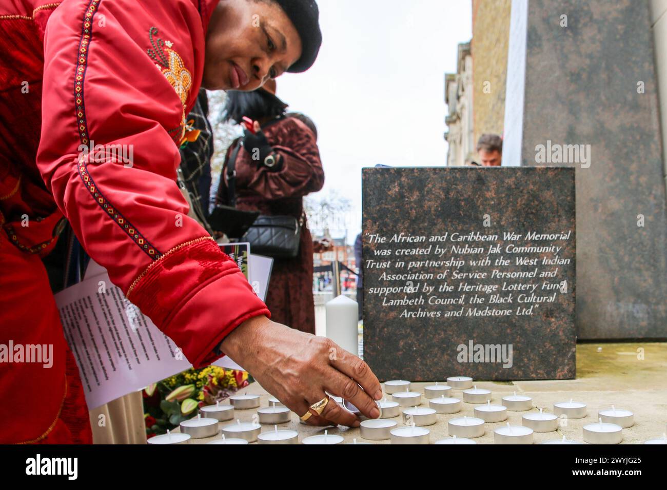 Londres, Royaume-Uni. 06 avril 2024. Les gens allument des bougies au mémorial de la guerre noire à Windrush Square à Brixton. Des partisans et des chefs religieux se sont réunis à Windrush Square à Brixton pour se souvenir des personnes touchées par la politique dure et injuste qui a suscité l'attention du public en 2018, le gouvernement faisant face à des réactions négatives sur le traitement de la génération Windrush. Crédit : SOPA images Limited/Alamy Live News Banque D'Images