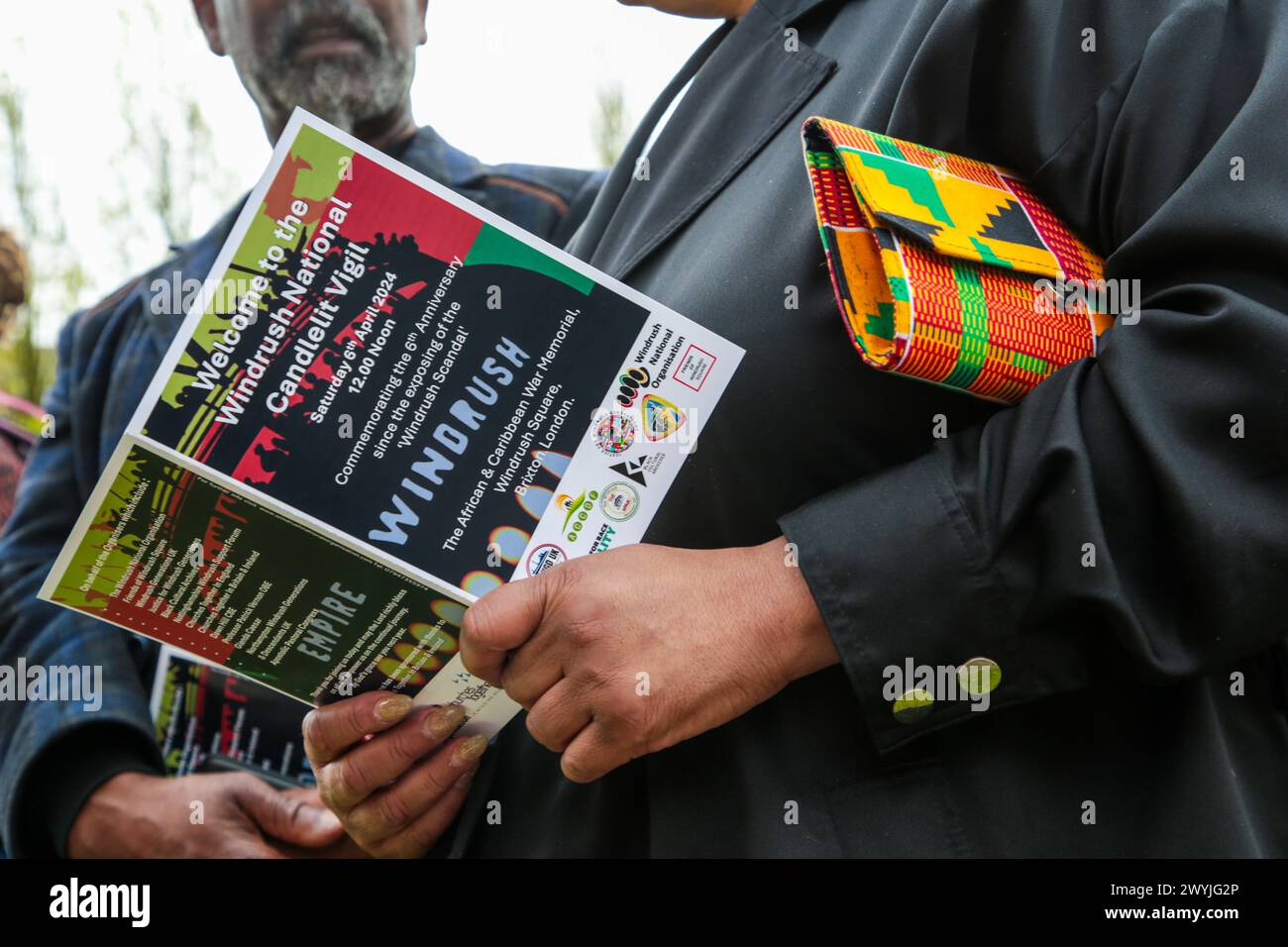 Londres, Royaume-Uni. 06 avril 2024. Les gens lisent le programe pour la veillée nationale aux chandelles de Windrush Square. Des partisans et des chefs religieux se sont réunis à Windrush Square à Brixton pour se souvenir des personnes touchées par la politique dure et injuste qui a suscité l'attention du public en 2018, le gouvernement faisant face à des réactions négatives sur le traitement de la génération Windrush. Crédit : SOPA images Limited/Alamy Live News Banque D'Images