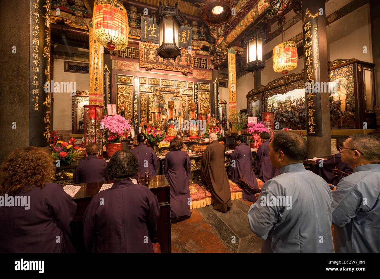 Dévots avec offrandes lors d'une cérémonie religieuse pour le nouvel an chinois dans le temple de Baoan Banque D'Images