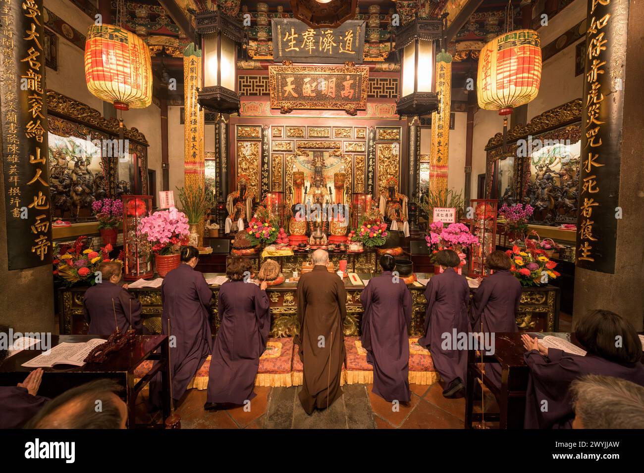 Dévots avec offrandes lors d'une cérémonie religieuse pour le nouvel an chinois dans le temple de Baoan Banque D'Images