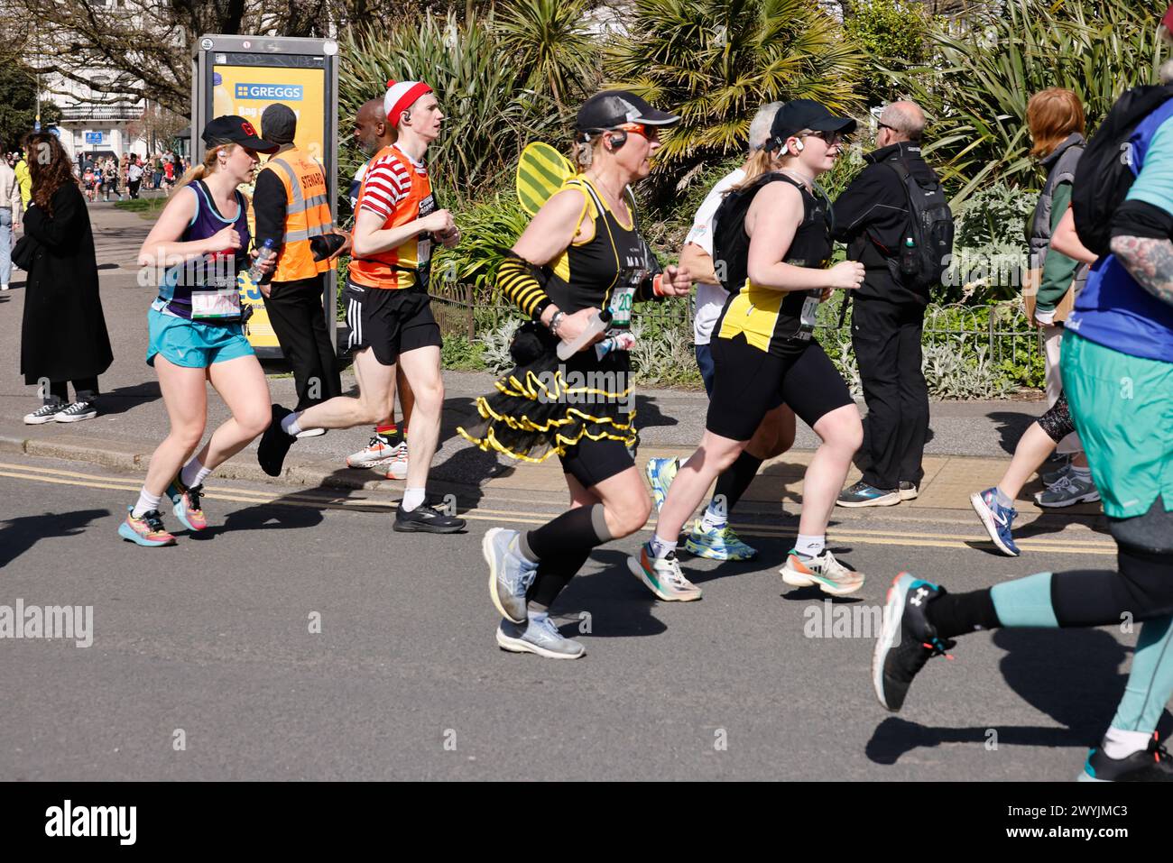 Brighton, ville de Brighton et Hove, East Sussex, Royaume-Uni. C'est le marathon de Brighton 2024 qui passe la barre des 4,5 miles. 7 avril 2024. David Smith/Alamy Live News Banque D'Images