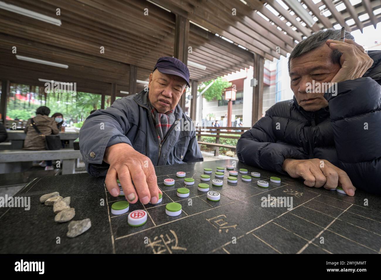 Les hommes seniors se sont profondément concentrés sur un jeu de plateau stratégique Banque D'Images