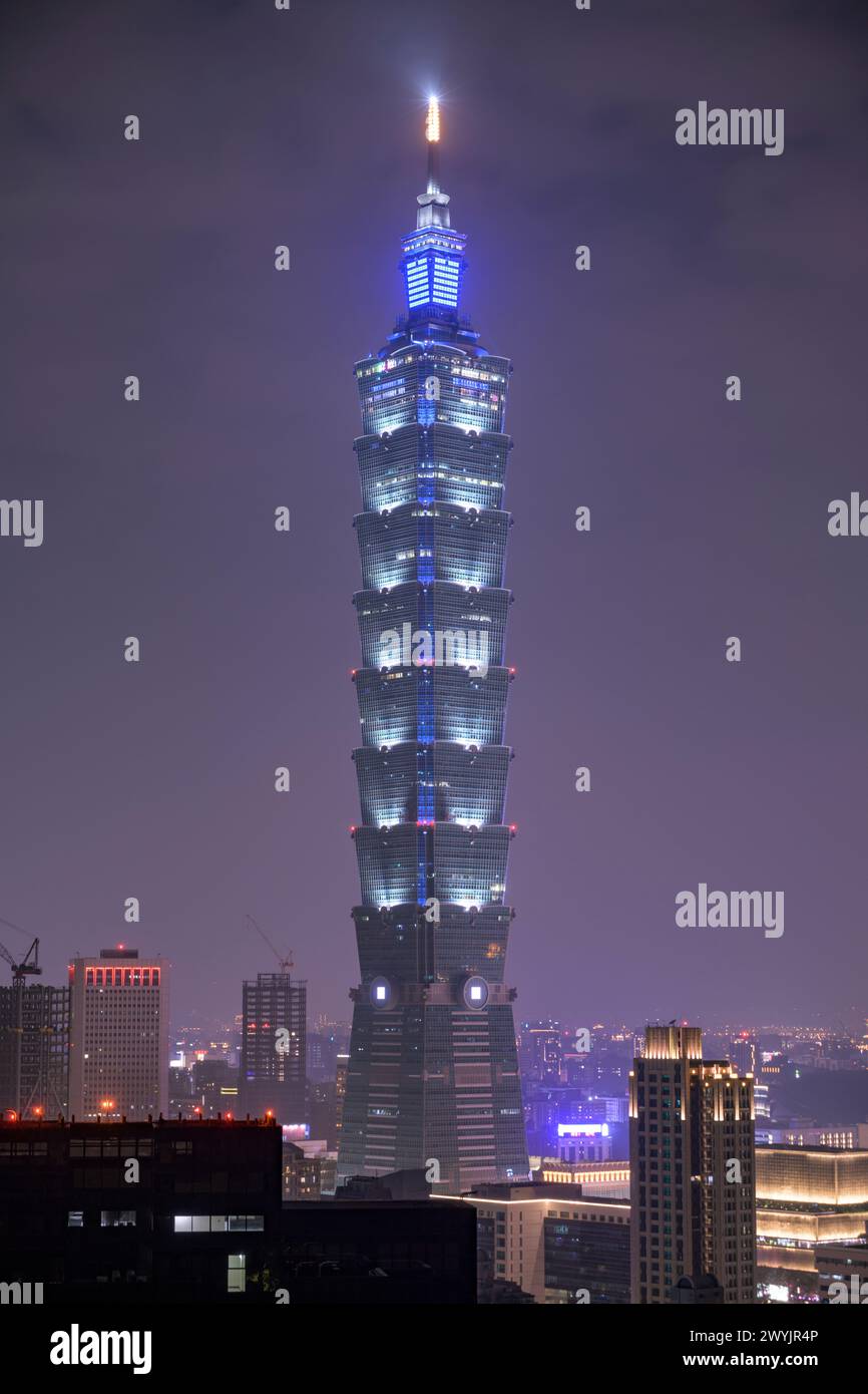 Gratte-ciel emblématique de Taipei 101 illuminé contre le ciel nocturne sombre Banque D'Images