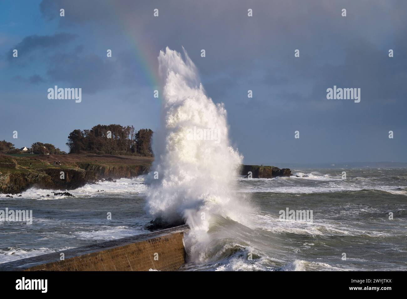 France, Finistère, Clohars-Carnoet, Doelan, vague sur la jetée portuaire lors d'une tempête hivernale Banque D'Images