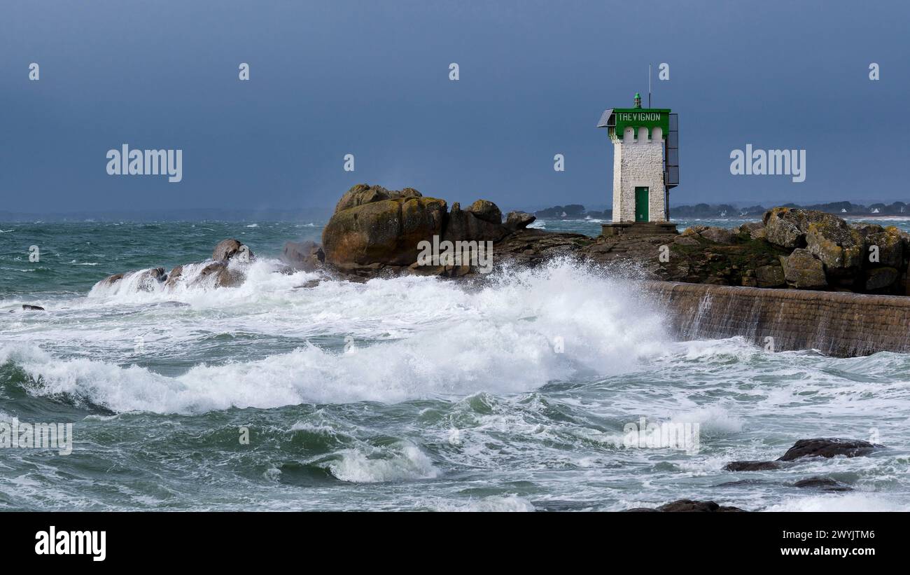 France, Finistère (29), Trégunc, pointe de Trévignon, vague sur la jetée portuaire lors d'une tempête hivernale Banque D'Images