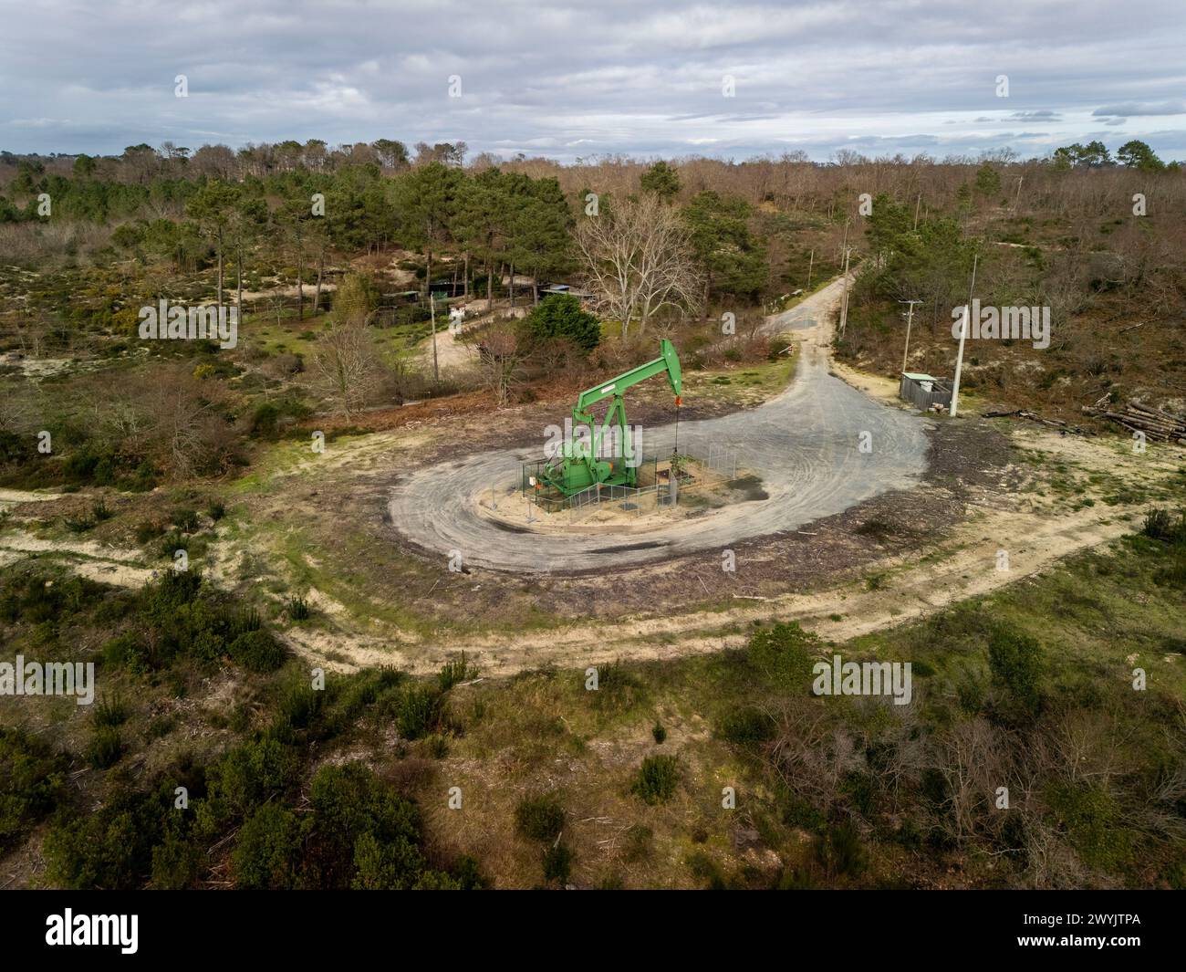 France, Gironde, bassin d'Arcachon, la teste de Buch, derrick de la société Vermillon sur un puits de pétrole en forêt (vue aérienne) Banque D'Images