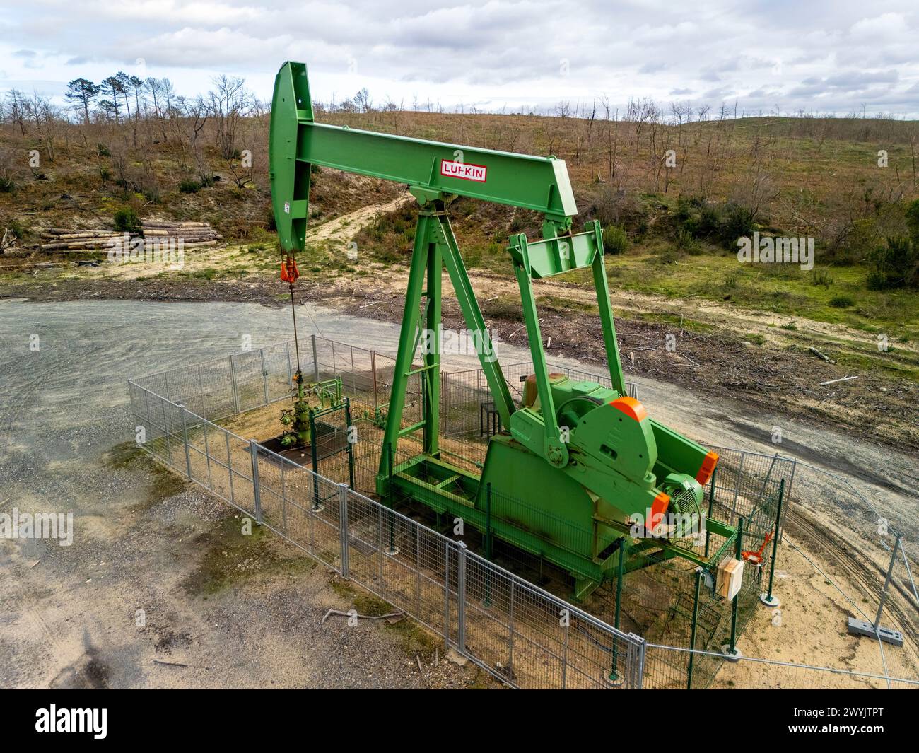 France, Gironde, bassin d'Arcachon, la teste de Buch, derrick de la société Vermillon sur un puits de pétrole en forêt (vue aérienne) Banque D'Images