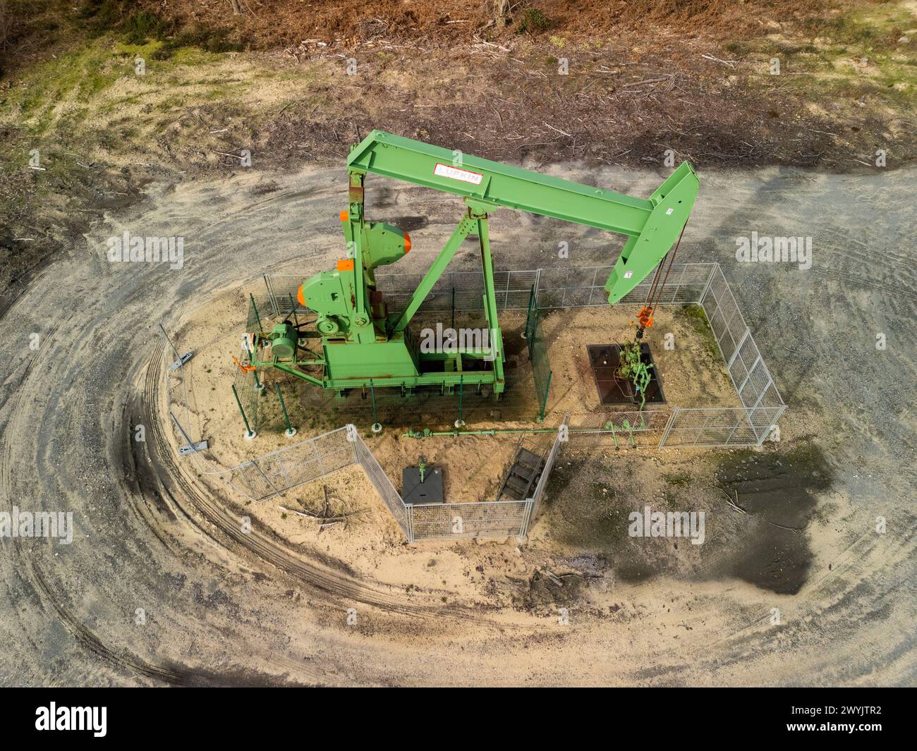 France, Gironde, bassin d'Arcachon, la teste de Buch, derrick de la société Vermillon sur un puits de pétrole en forêt (vue aérienne) Banque D'Images