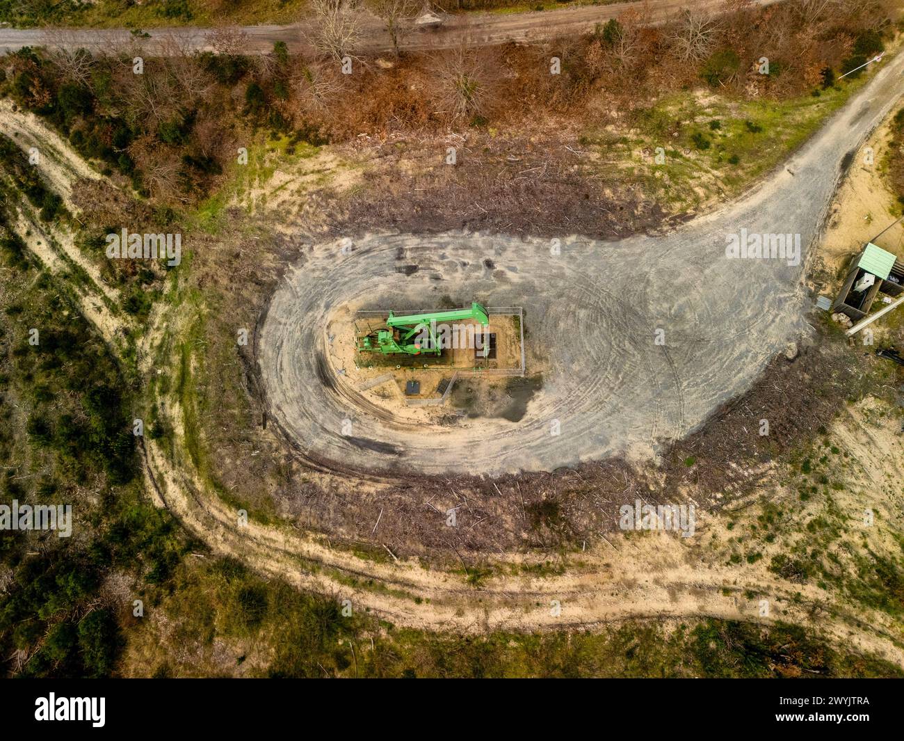 France, Gironde, bassin d'Arcachon, la teste de Buch, derrick de la société Vermillon sur un puits de pétrole en forêt (vue aérienne) Banque D'Images