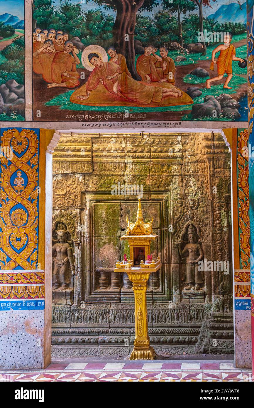Cambodge, Kampong Cham, temple bouddhiste angkorien Vat Nokor (ou Nokor Bachey) construit au XIe siècle, pagode moderne construite à l'intérieur du temple Banque D'Images