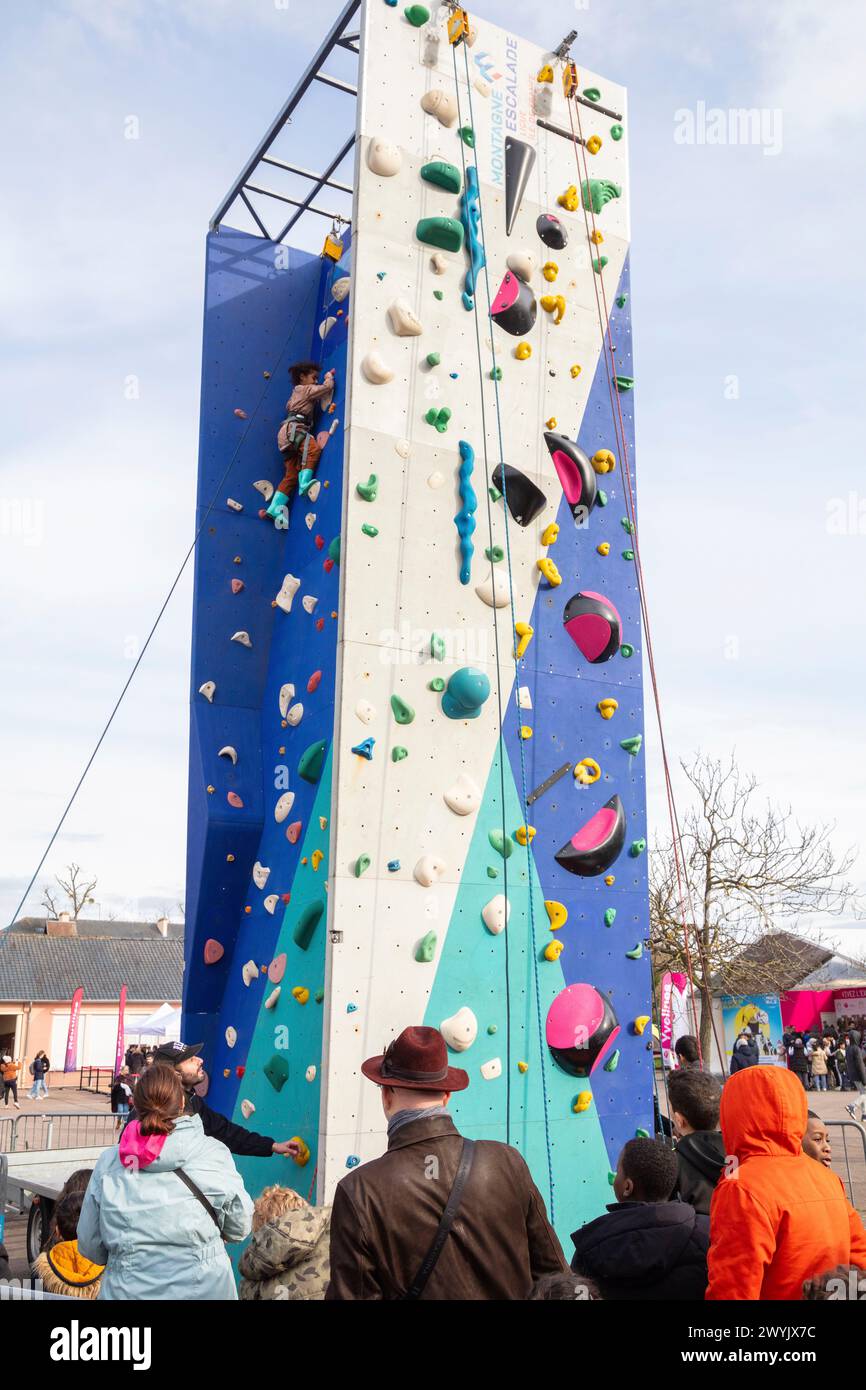 France, Yvelines, les Mureaux, parc et château de Becheville, scène de vie lors de la première étape et du départ de la course cycliste Paris Nice 2024, animation du village organisée pour l'étape de la course dans le parc château Banque D'Images