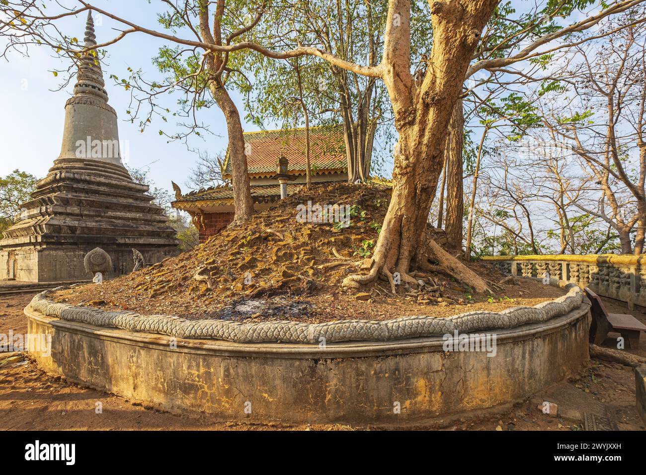 Cambodge, province de Kandal, Oudong, ancienne capitale du Cambodge depuis près de 250 ans jusqu'en 1866 et nécropole royale monumentale dispersée sur une colline Banque D'Images