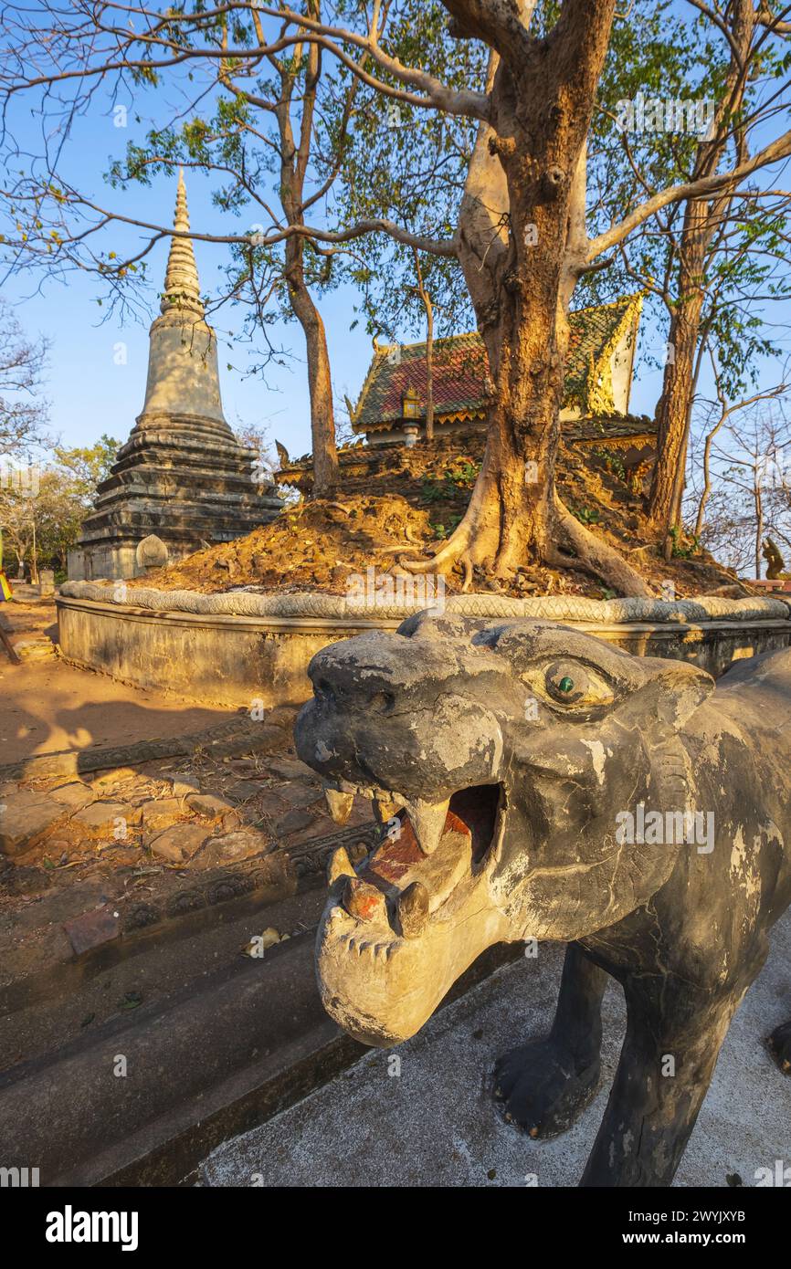 Cambodge, province de Kandal, Oudong, ancienne capitale du Cambodge depuis près de 250 ans jusqu'en 1866 et nécropole royale monumentale dispersée sur une colline Banque D'Images