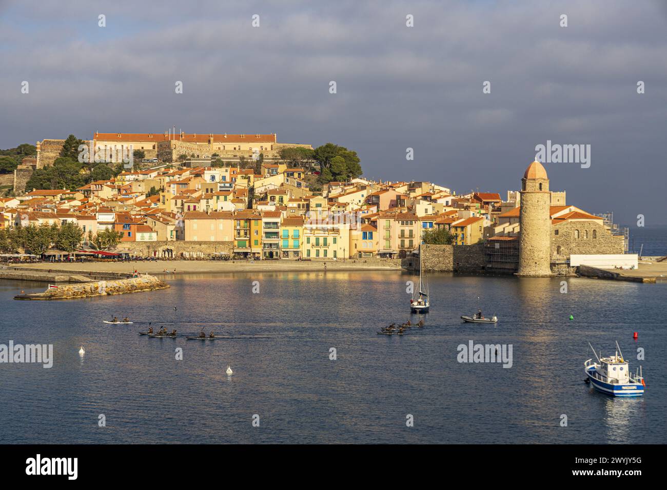 France, Pyrénées-Orientales, Côte Vermeille, Collioure, la plage et l'église notre Dame des Anges, exercice sur la baie des soldats du Centre National d'entraînement Commando (CNEC) Banque D'Images