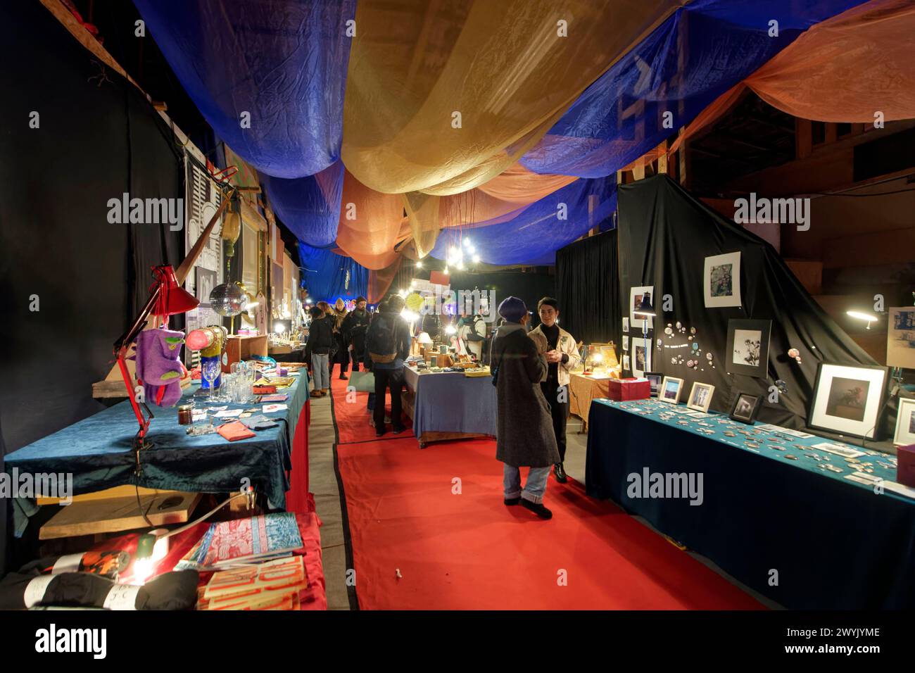 France, Bas Rhin, Strasbourg, capitale de Noël, la Semencerie (espace de création artistique), marché artisanal de Noël des artistes alternatifs Banque D'Images