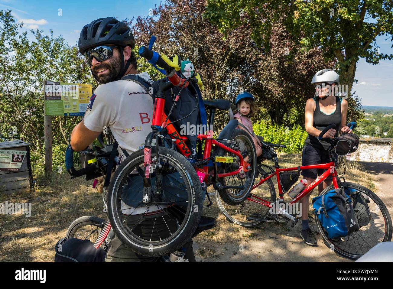 France, Maine-et-Loire, vallée de la Loire classée au Patrimoine mondial de l'UNESCO, Saumur, VÉLO sur les bords de Loire, PACK VÉLO par Clémence et Jérémy avec leurs 4 filles (7, 5, 5 ans et 20 mois) Banque D'Images