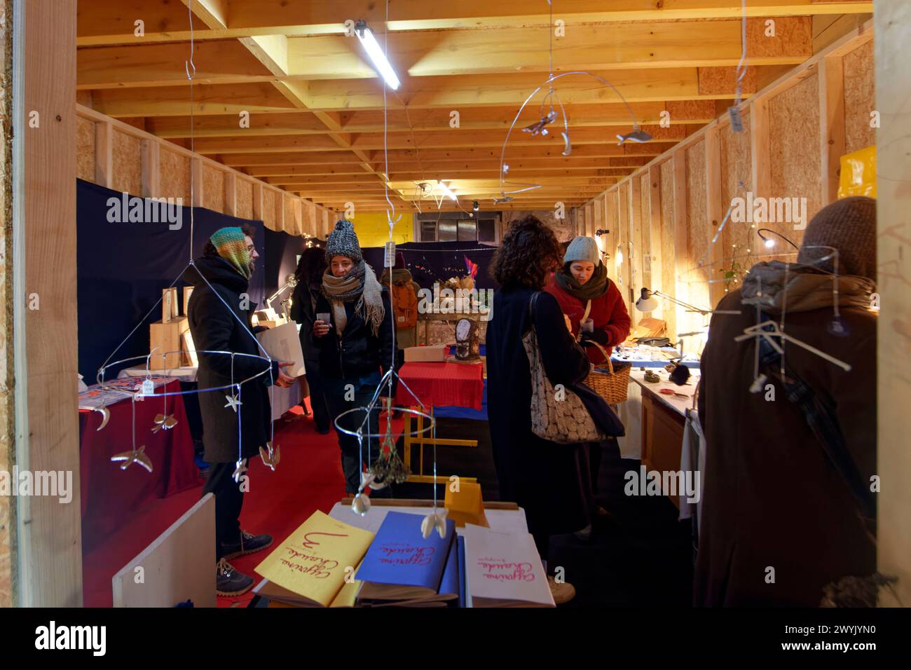 France, Bas Rhin, Strasbourg, capitale de Noël, la Semencerie (espace de création artistique), marché artisanal de Noël des artistes alternatifs Banque D'Images