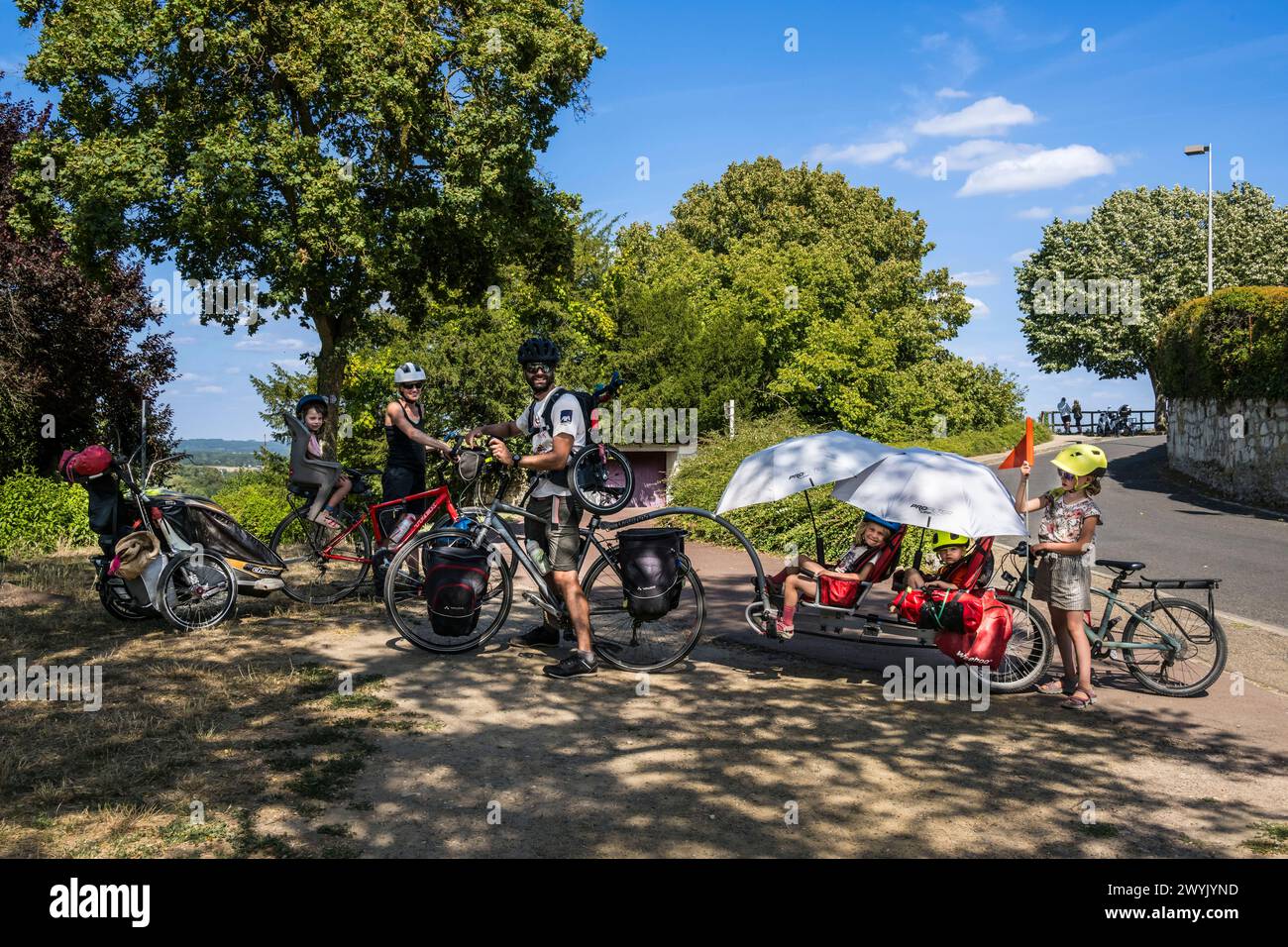 France, Maine-et-Loire, vallée de la Loire classée au Patrimoine mondial de l'UNESCO, Saumur, VÉLO sur les bords de Loire, PACK VÉLO par Clémence et Jérémy avec leurs 4 filles (7, 5, 5 ans et 20 mois) Banque D'Images