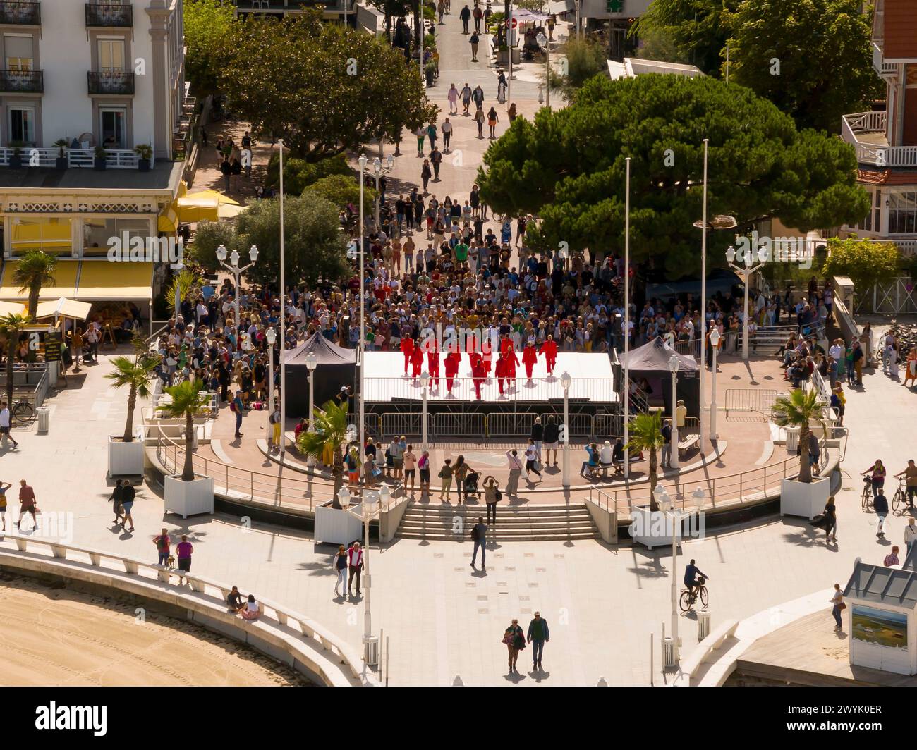 France, Gironde, bassin d’Arcachon, le « théâtre de la mer », une scène temporaire installée pour le festival de danse « cadences », qui a lieu en septembre (vue aérienne) Banque D'Images