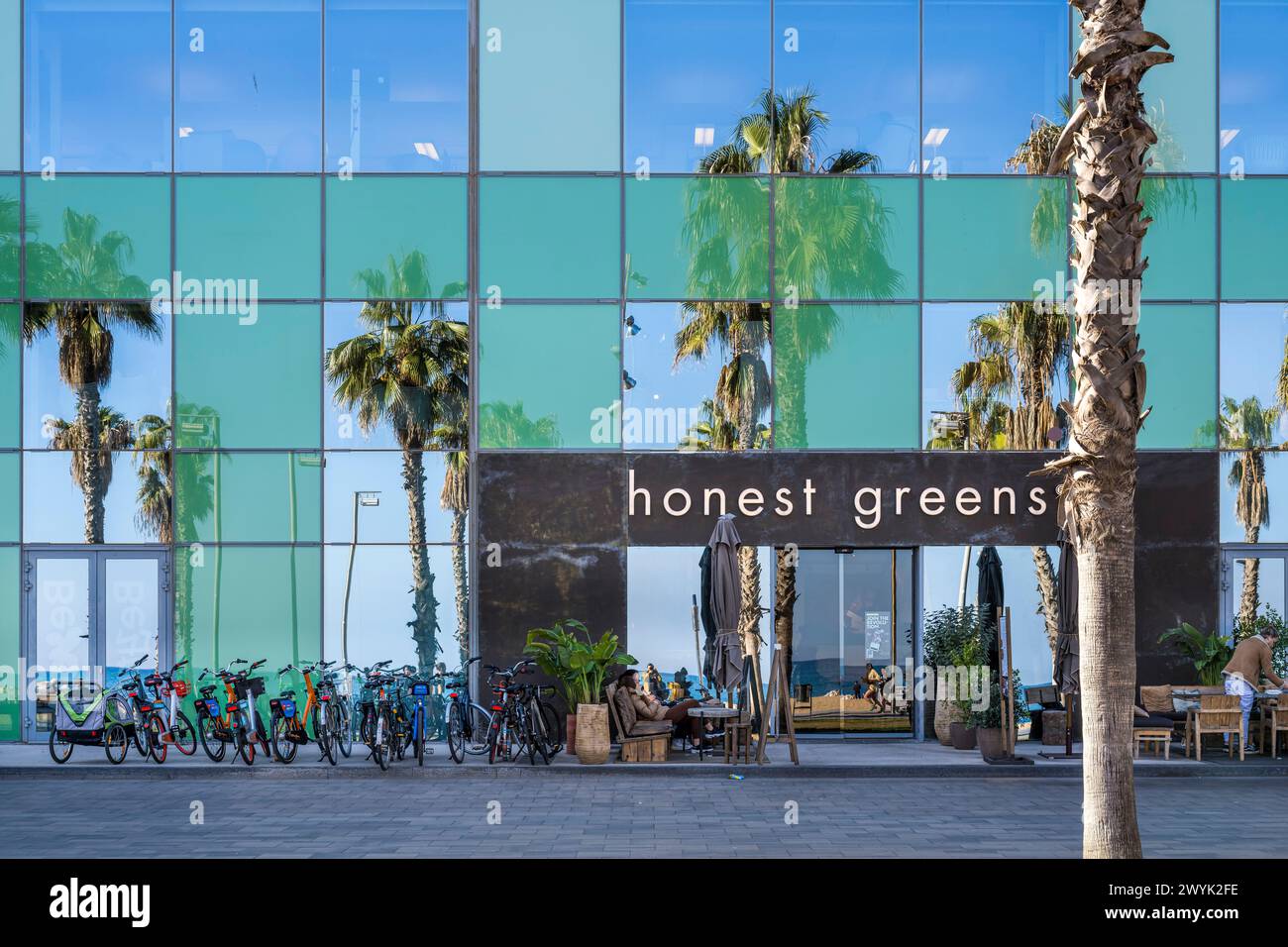 Espagne, Catalogne, Barcelone, la Barceloneta, Port Vell, restaurant Honest Greens sur le front de mer Banque D'Images