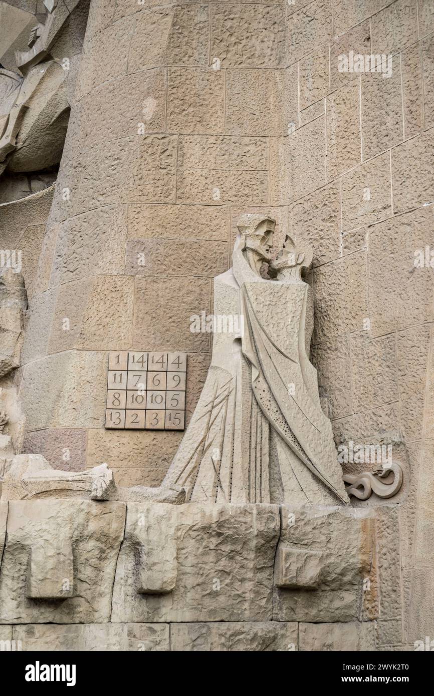 Espagne, Catalogne, Barcelone, quartier de l'Eixample, basilique de la Sagrada Familia par l'architecte moderniste catalan Antoni Gaudi, classée au patrimoine mondial de l'UNESCO, place magique et baiser de Judas sur la façade de la passion sculptée par Josep Maria Subirachs Banque D'Images