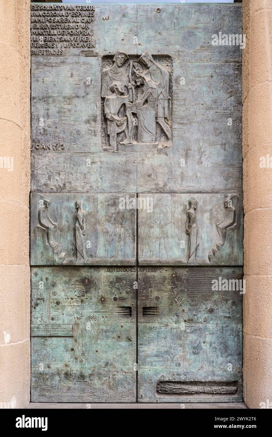 Espagne, Catalogne, Barcelone, quartier de l'Eixample, basilique de la Sagrada Familia par l'architecte moderniste catalan Antoni Gaudi, classée au patrimoine mondial de l'UNESCO, façade de la passion, porte de la couronne d'épines réalisée par Josep Maria Subirachs, avec un passage de la Divine Comédie de Dante Banque D'Images
