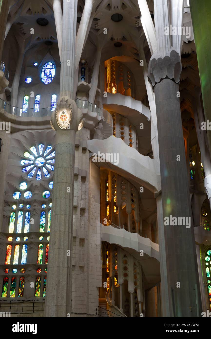 Espagne, Catalogne, Barcelone, quartier de l'Eixample, basilique de la Sagrada Familia par l'architecte moderniste catalan Antoni Gaudi, classé au patrimoine mondial de l'UNESCO, l'un des deux escaliers en colimaçon du déambulatoire donnant accès à la partie supérieure du chœur Banque D'Images