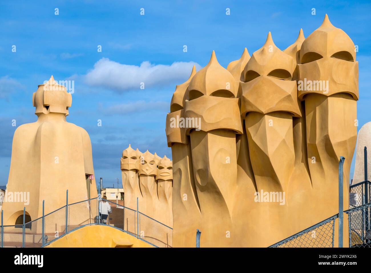 Espagne, Catalogne, Barcelone, quartier de l'Eixample, Passeig de Gracia, Pedrera ou Casa Mila (1905-1910) de l'architecte moderniste catalan Antoni Gaudi, site classé au patrimoine mondial de l'UNESCO, cheminées et tours de ventilation sur le toit-terrasse du bâtiment Banque D'Images