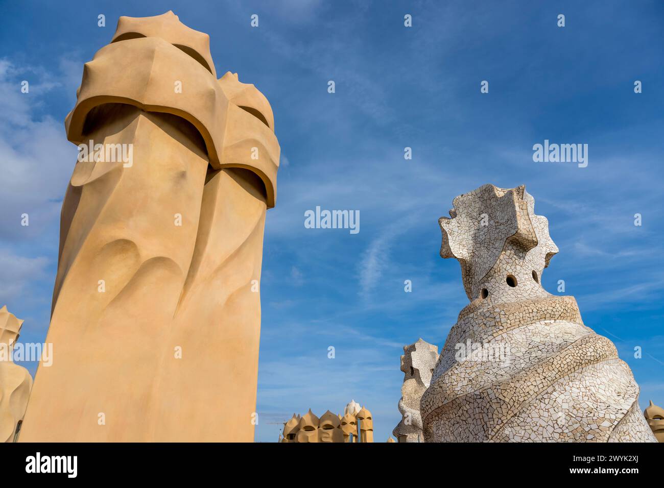 Espagne, Catalogne, Barcelone, quartier de l'Eixample, Passeig de Gracia, Pedrera ou Casa Mila (1905-1910) de l'architecte moderniste catalan Antoni Gaudi, site classé au patrimoine mondial de l'UNESCO, cheminées et tours de ventilation sur le toit-terrasse du bâtiment Banque D'Images
