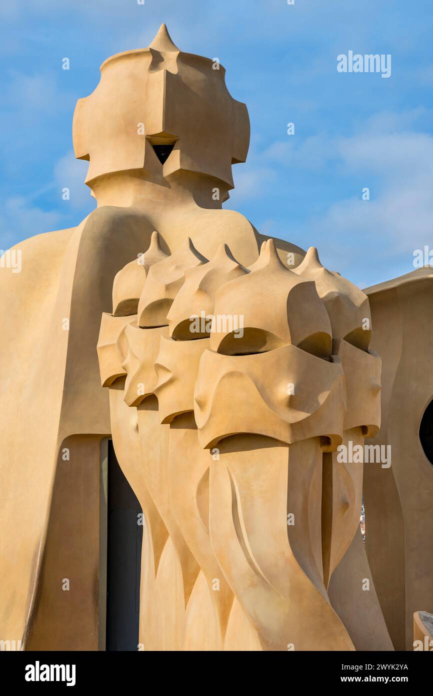Espagne, Catalogne, Barcelone, quartier de l'Eixample, Passeig de Gracia, Pedrera ou Casa Mila (1905-1910) de l'architecte moderniste catalan Antoni Gaudi, site classé au patrimoine mondial de l'UNESCO, cheminées et tours de ventilation sur le toit-terrasse du bâtiment Banque D'Images