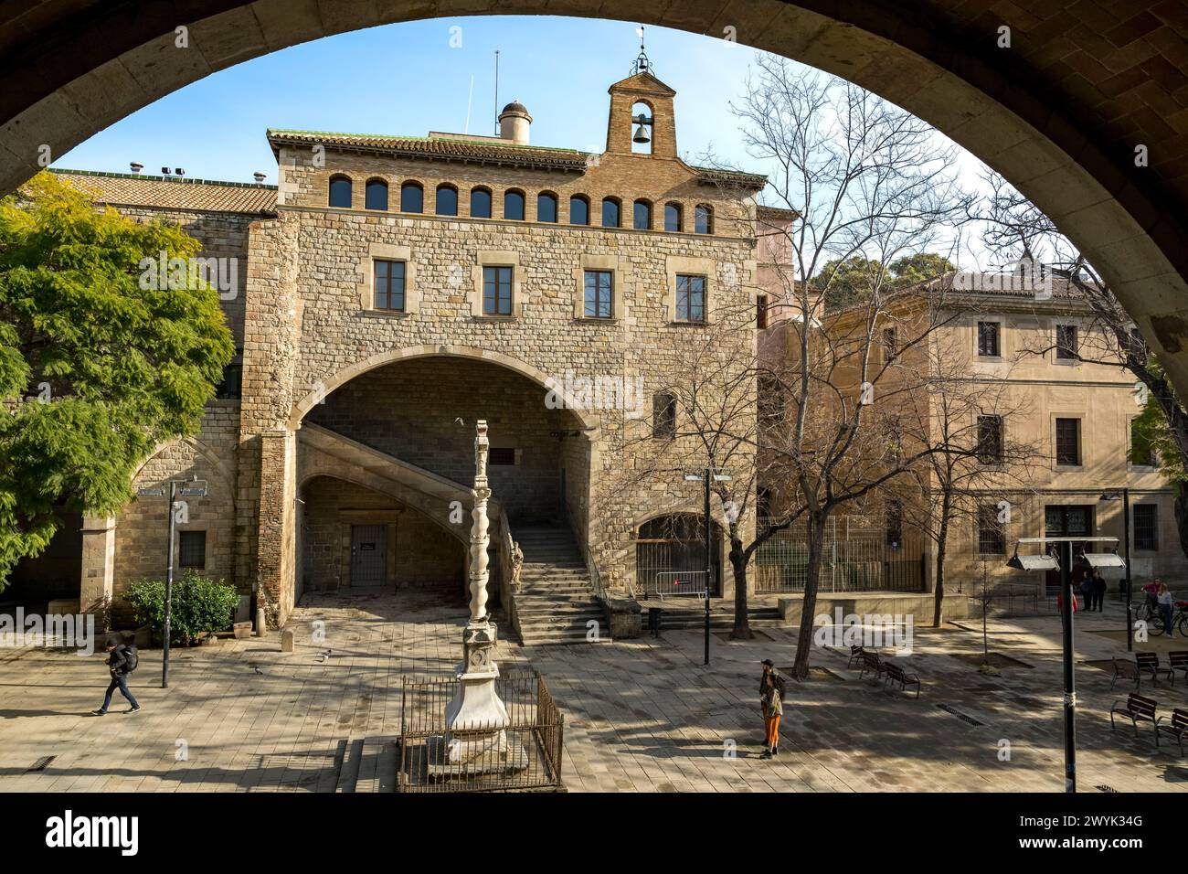 Espagne, Catalogne, Barcelone, quartier El Raval, l'ancien hôpital de la Sainte Croix (Hôpital Sant Pau - Santa Creu) dans le style gothique catalan, aujourd'hui la Bibliothèque de Catalogne Banque D'Images
