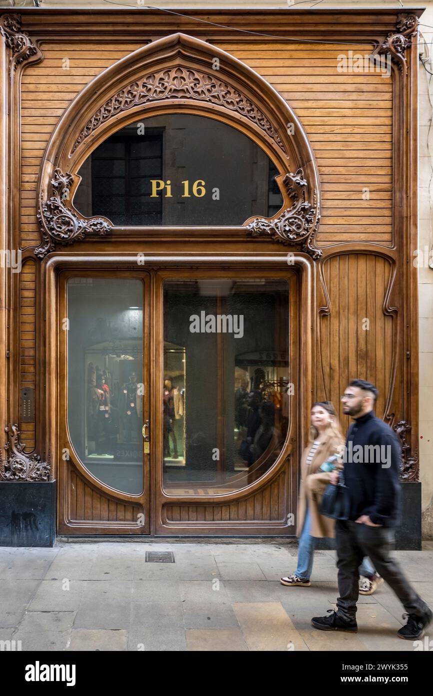 Espagne, Catalogne, Barcelone, quartier du Barrio Gotico, ancienne confiserie rue du Pi, la façade cubaine en acajou dans le style moderniste catalan de ce magasin a été dessinée en 1904 par Eusebi Calonge, ébéniste qui avait travaillé avec Gaudi Banque D'Images