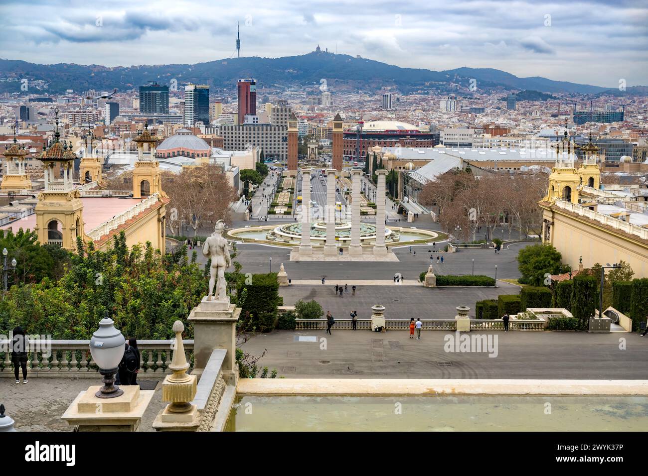 Espagne, Catalogne, Barcelone, la colline de Montjuic, les 4 anciennes colonies de l'architecte Puig i Cadafalch en face de la place d'Espagne (Plaça d'Espanya) et Avenida de la Reina Maria Cristina Banque D'Images