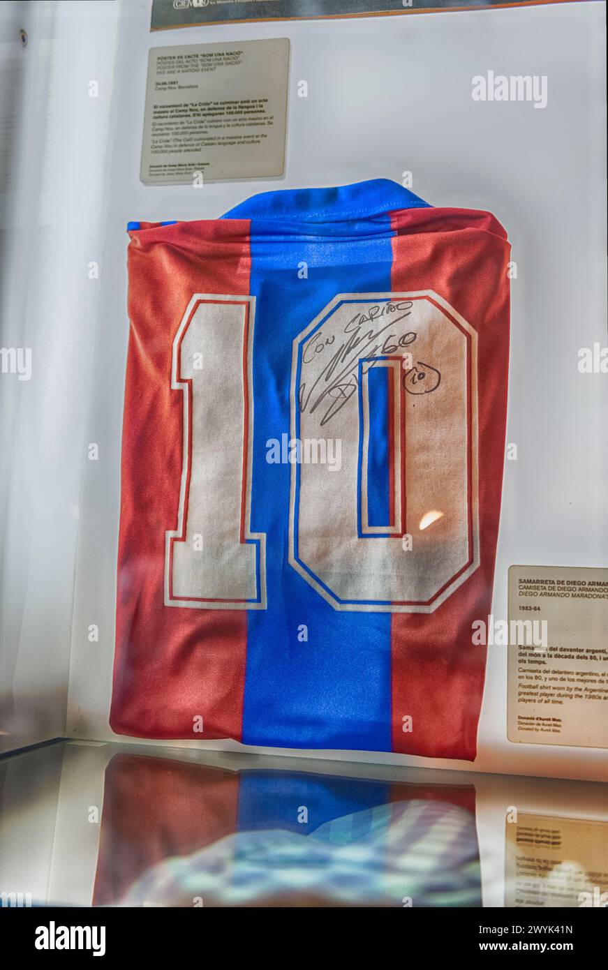 BARCELONE - 11 AOÛT : Maillot de football Diego Armando Maradona au Musée Camp Nou, Barcelone, Catalogne, Espagne, le 11 août, 2017. le musée attra Banque D'Images