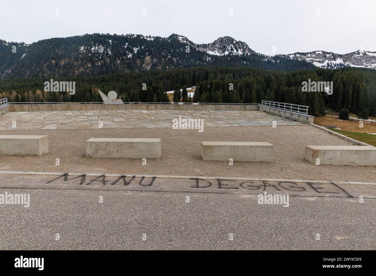 © PHOTOPQR/LE DAUPHINE/Tom PHAM VAN SUU ; Fillière ; 06/04/2024 ; au plateau des Glières (haute-Savoie), le 6 avril 2024. Un 'Manu dégage' a été inscrit à la bombe sur le parking des Glières, avant la visite du président de la République le 7 avril. Photo : Tom Pham Van Suu/le Dauphiné libéré France, sur le plateau des Glières (haute-Savoie), le 6 avril 2024. Un exercice militaire sans précédent a eu lieu sur le plateau des Glières ce samedi 6 avril 2024. Une opération de parachutisme de troupe a été mentionnée par le 27e bataillon de chasseurs alpins et par le 1er régiment de chasseurs de parachute, de -Toulouse Banque D'Images