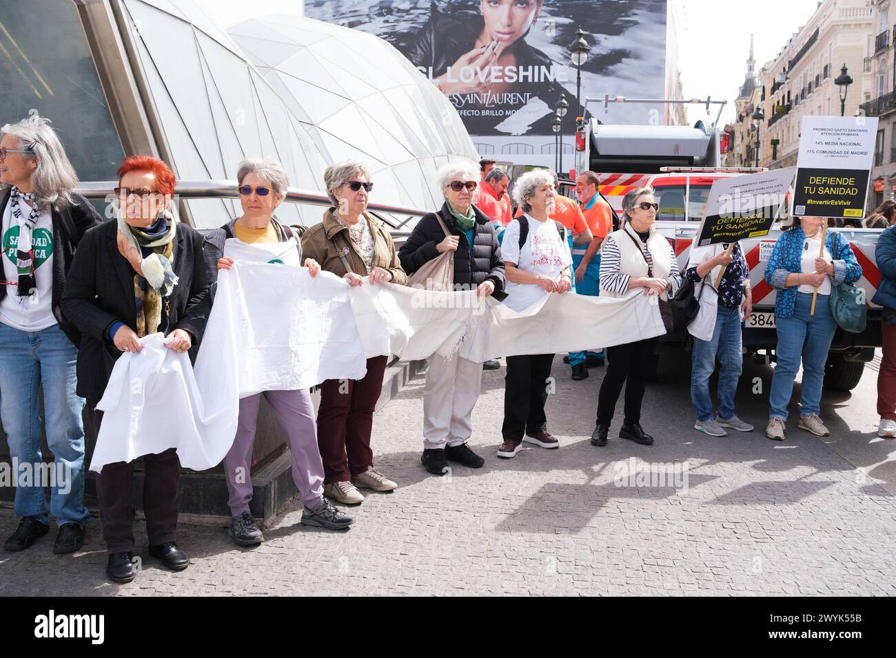 Plusieurs personnes lors du rassemblement réclamant un système de santé européen 100% public et de qualité, à la Puerta del sol, le 7 avril 2024, à Madrid, Espagne. Banque D'Images