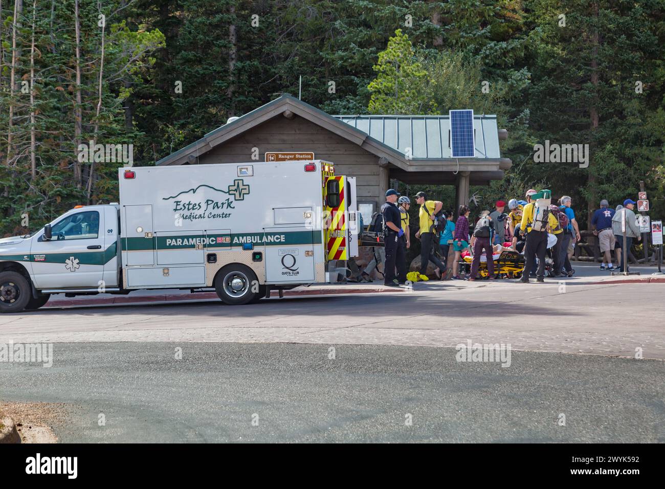Les ambulanciers paramédicaux ont tendance à se blesser à Bear Lake Ranger Station près d'Estes Park, Colorado Banque D'Images