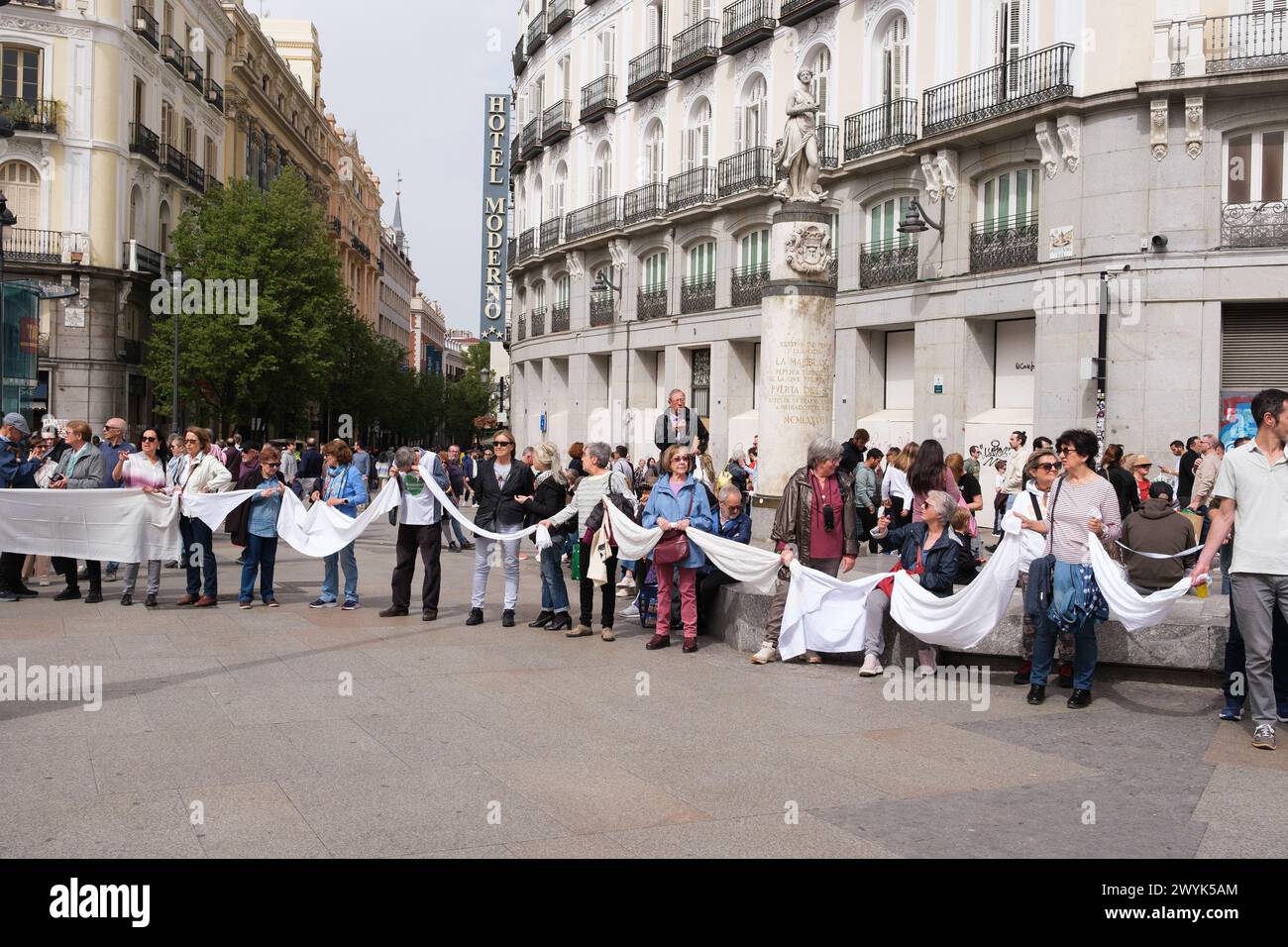 Plusieurs personnes lors du rassemblement réclamant un système de santé européen 100% public et de qualité, à la Puerta del sol, le 7 avril 2024, à Madrid, Espagne. Banque D'Images