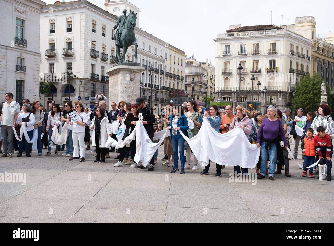 Plusieurs personnes lors du rassemblement réclamant un système de santé européen 100% public et de qualité, à la Puerta del sol, le 7 avril 2024, à Madrid, Espagne. Banque D'Images