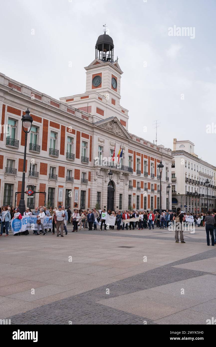 Plusieurs personnes lors du rassemblement réclamant un système de santé européen 100% public et de qualité, à la Puerta del sol, le 7 avril 2024, à Madrid, Espagne. Banque D'Images