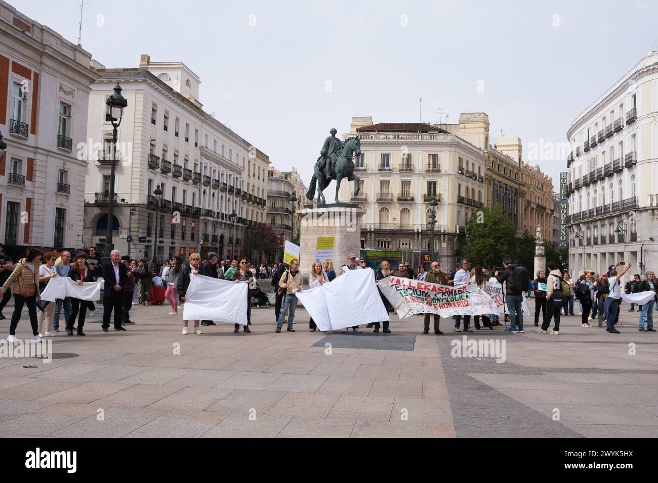 Plusieurs personnes lors du rassemblement réclamant un système de santé européen 100% public et de qualité, à la Puerta del sol, le 7 avril 2024, à Madrid, Espagne. Banque D'Images