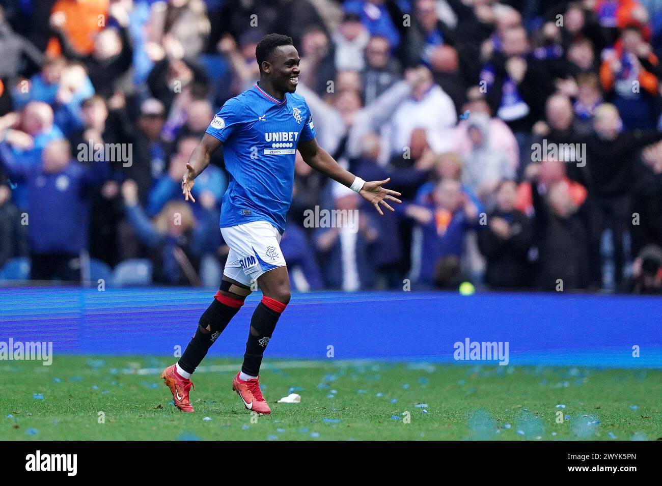 Le rabbin Matondo des Rangers célèbre avoir marqué le troisième but de leur équipe lors du match Cinch Premiership au stade Ibrox de Glasgow. Date de la photo : dimanche 7 avril 2024. Banque D'Images