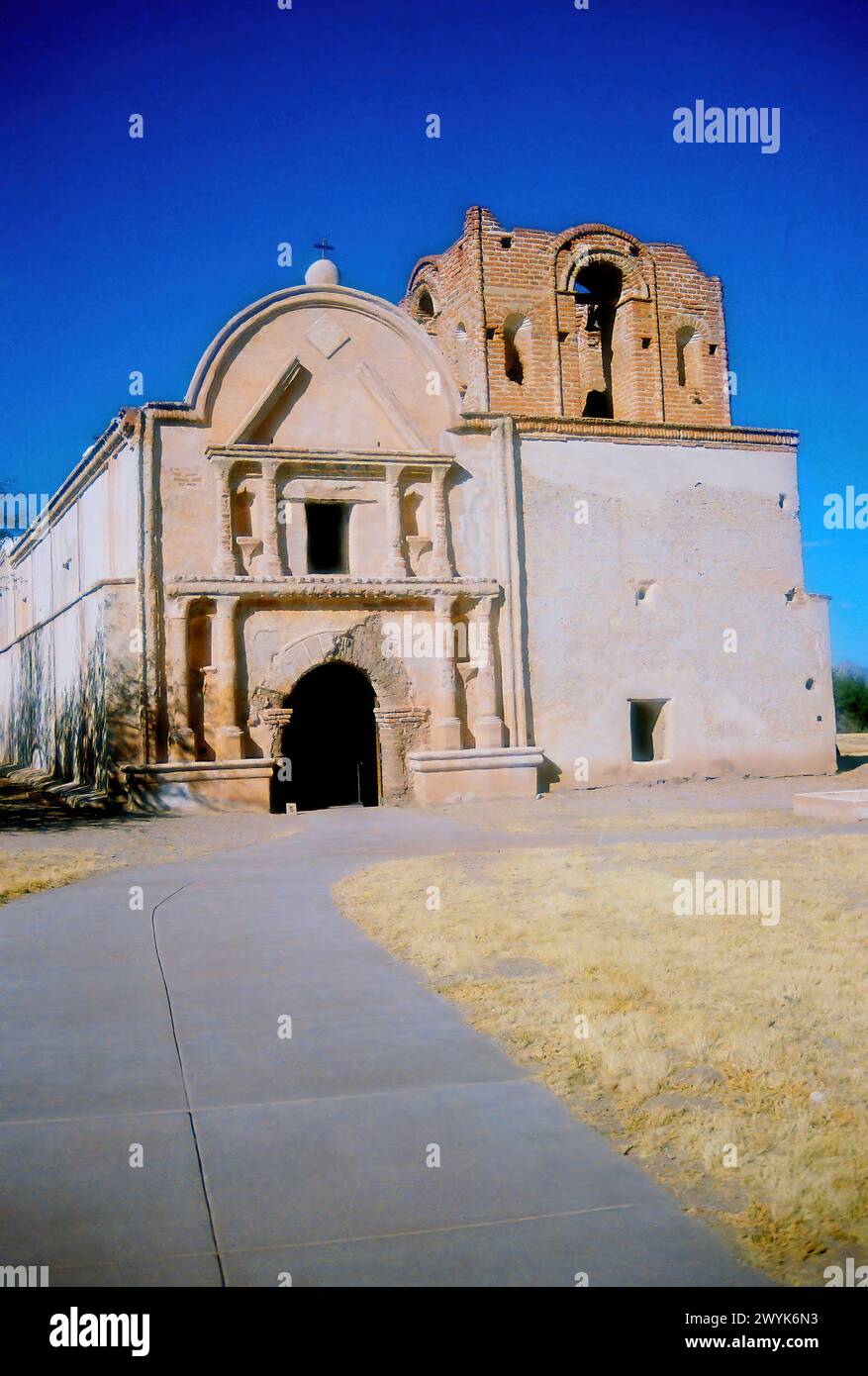 Ruines à la mission Tumacacori dans le sud de l'Arizona fondée par le père Eusebio Francisco Kino en 1691 sur film Banque D'Images